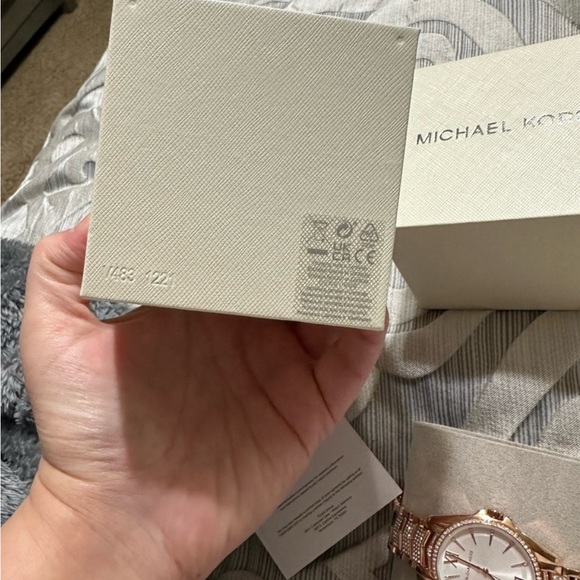 Michael Kors rose gold watch new** comes with box         New never worn! - Picture 6 of 8